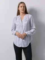 Blusa de lino a rayas verticales blancas y grises, marca Zac & Rachel. Tiene cuello a la base, escote en V y abertura central con botones. Cuenta con dos bolsillos en el pecho y mangas largas regulables con presilla y botón.