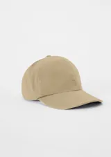 Gorra clásica color gris oscuro, con visera curva y diseño liso de seis paneles.