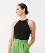 Blusa de punto sin mangas, de color negro, con cuello halter y detalle de ribete central vertical.