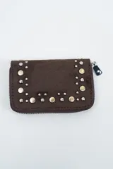 Billetera pequeña de gamuza color marrón, con cierre perimetral y detalle de tachas metálicas doradas y plateadas en la parte frontal.