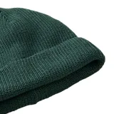 Gorro tipo beanie de punto acanalado en color verde oscuro, con dobladillo y etiqueta de la marca Rip Curl cosida en el frente.