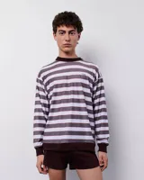 Remera manga larga a rayas horizontales marrones y blancas, con cuello y puños marrones.