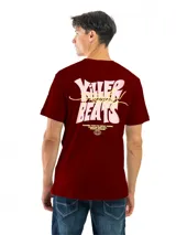 Remera de manga corta y cuello redondo, color gris oscuro o carbón, con un estampado circular blanco en el pecho que contiene texto y un logo.