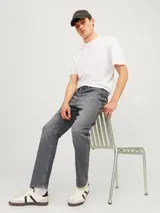 Jean gris de tiro alto y corte relajado, con cierre de botones y acabado stonewash.