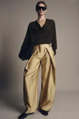 Blusa color verde militar de escote fluido drapeado y manga larga.