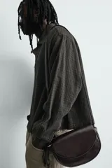 Sobrecamisa de hombre con cuello solapa, manga larga terminada en puño con botón y bolsillo de plastrón en el pecho. Cierre frontal con cremallera.