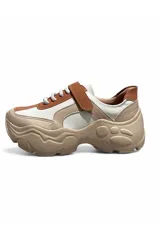 Calzado deportivo Euroteens modelo 885178, de estilo chunky en tonos blanco, beige y naranja, con suela gruesa, cordones blancos y tira con velcro en el empeine.