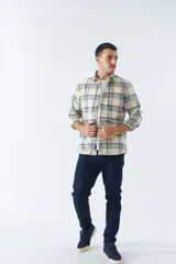 Camisa de hombre a cuadros color rosa, blanco y azul, de corte slim, manga larga, con bolsillo en el pecho y logo bordado.