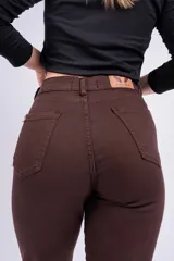 Pantalón marrón de corte wide leg, con bolsillos laterales y traseros.