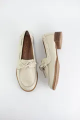 Mocasín náutico de cuero azul, con detalle de cordones en el empeine y taco cuadrado bajo simil madera.