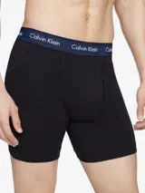 Pack de tres bóxers Calvin Klein modelo brief, confeccionados en mezcla de algodón y elastano de color negro, con cintura elástica distintiva de la marca en colores azul, blanco y verde.