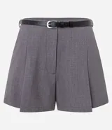 Short de sastrería gris, de corte amplio y estructurado con pliegues frontales. Incluye un cinturón fino desmontable de cuero sintético negro con hebilla plateada.