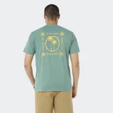 Remera Rip Curl de manga corta y cuello redondo en color verde, con pequeño estampado circular en el pecho que incluye palmeras y la inscripción "Rip Curl".