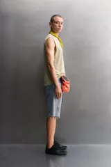 Musculosa Zara Athleticz de corte holgado, confeccionada en tejido ligero de lino y algodón, con cuello redondo y diseño sin mangas.
