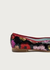 Bailarina de diseño plano con exterior cubierto de lentejuelas que forman un patrón de flores multicolores. Presenta un escote irregular, interior forrado en piel y suela de cuero.