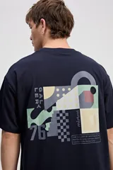 Remera oversize azul marino de algodón, con diseño amplio y gran estampa geométrica multicolor en la espalda de la marca Mistral.