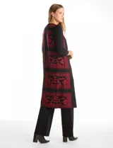 Chaleco largo tejido de la marca Tahari, con diseño tribal en color rojo sobre fondo negro. Presenta un corte recto y abierto al frente.