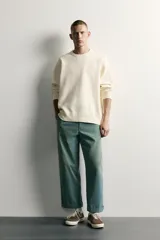 Sweater de punto regular fit, con diseño de rayas horizontales anchas en color gris y blanco, cuello redondo, manga larga y acabados en rib.