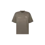 Remera de manga corta Represent modelo Patron Of The Club en color verde militar, de corte oversize y cuello redondo acanalado. Cuenta con un pequeño estampado gráfico minimalista en el pecho.