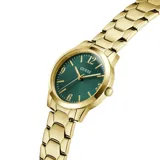 Reloj analógico Guess modelo Winni con caja y malla de acero inoxidable en tono dorado. Presenta una esfera de 34 mm en color verde con acabado sunray, números arábigos en las posiciones 3, 6, 9 y 12, y manecillas doradas.