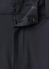 Pantalón de vestir negro, de corte wide leg, tiro medio, con trabillas y pinzas frontales. Cierre frontal oculto con botón, gancho y cremallera. Confeccionado en tejido mezcla de lana con forro interior.