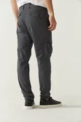 Pantalón cargo gris para hombre, de corte regular, con bolsillos laterales y traseros con solapa, pasacinto y logo metálico. Confeccionado en algodón y spandex.