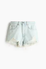 Short denim de cinco bolsillos confeccionado en algodón rígido, con diseño de tiro súper alto, detalles de roturas y desgastes, cierre frontal con botón y terminaciones deshilachadas.