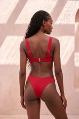 Bombacha de bikini colaless color marrón, de tiro alto y diseño clásico.