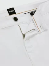 Pantalón de jean blanco, corte slim fit, de algodón elastizado.