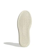 Championes Adidas Lite Court de estilo urbano, confeccionados en material sintético blanco con las icónicas tres tiras laterales en gris. Presentan cordones al tono, logo en la lengüeta en color rosado y suela de plataforma con tecnología Cloudfoam para mayor amortiguación.