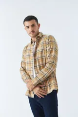 Camisa de hombre a cuadros color rosa, blanco y azul, de corte slim, manga larga, con bolsillo en el pecho y logo bordado.