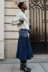 Chaqueta bomber de cuello redondo y manga larga con diseño holgado. Presenta cierre frontal con cremallera, bolsillos delanteros de vivo y acabados elásticos en los puños y el ruedo.