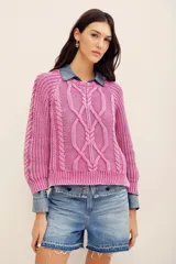Sweater de tejido de punto con efecto acid wash, cuello redondo, mangas largas y diseño con trenzas y ribetes elásticos en puños y dobladillo.