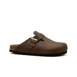 Zueco casual de cuero color beige de la marca Marco Donatti, modelo Jamila. Presenta una capellada cerrada con una tira ajustable con hebilla metálica en el empeine, suela de corcho y base de goma negra antideslizante.