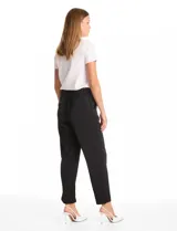 Pantalon de corte relajado color beige, con cintura plana en el frente y elástica en la parte posterior. Presenta pierna de corte recto, bolsillos laterales diagonales y bolsillos traseros simulados.