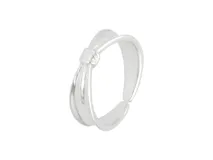 Anillo de plata 925 con diseño de lazo central, de acabado pulido y estructura ajustable.