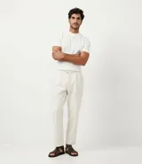 Polo de hombre de manga corta en color blanco, confeccionado en algodón, con cuello mao y diseño liso sin estampados.