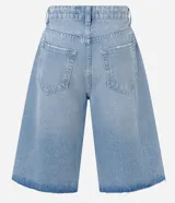 Bermuda jorts de jean en color celeste, con cintura media, calce amplio, bolsillos delanteros y traseros, y detalles de desgastes localizados.