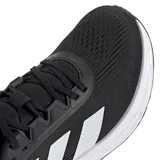 Championes de running Adidas Questar 3, color negro con detalles en plateado y suela blanca. Presentan las tres tiras características de la marca en los laterales y cordones negros.