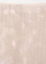 Falda midi recta de tejido semitransparente en tono rosado, recubierta de lentejuelas brillantes y forro interior.