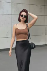 Top color moca de breteles finos.