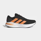 Championes de running Adidas Galaxy 7, color negro con las icónicas tres tiras laterales en color naranja. Presentan una mediasuela blanca con tecnología Cloudfoam para mayor amortiguación y suela de TPU resistente.