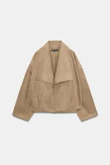 Chaqueta de efecto ante con cuello solapa envolvente, manga larga con hombro caído y bajo con elástico interior. Cuenta con bolsillos laterales ocultos en costura y forro interior.