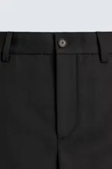 Pantalón de traje corte straight fit confeccionado en tejido mezcla de lana. Presenta cierre frontal con cremallera y botón, bolsillos laterales y bolsillos traseros de vivo.