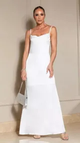 Vestido largo blanco de satén con breteles finos y escote drapeado.