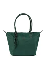 Cartera tipo tote bag color verde oscuro, con asas de hombro y un llavero decorativo de cuerda. Incluye cierre superior.