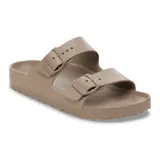 Sandalias Birkenstock modelo Arizona, fabricadas en material EVA ligero y flexible, color taupe. Presentan diseño de dos correas ajustables con hebillas del mismo tono y plantilla anatómica.