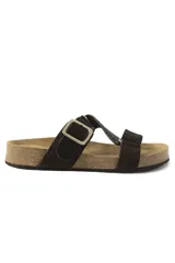 Sandalias bajas de cuero color beige con doble tira de cuero negro con textura y hebilla metálica.