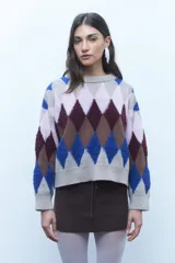 Sweater de punto grueso con diseño de rombos en tonos azul, marrón, rosa y gris.
