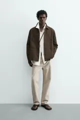 Jeans straight ankle fit de tiro medio, confeccionados en denim de algodón con efecto lavado en tono beige. Presenta diseño de cinco bolsillos, presillas para cinturón y cierre frontal con cremallera y botón metálico.